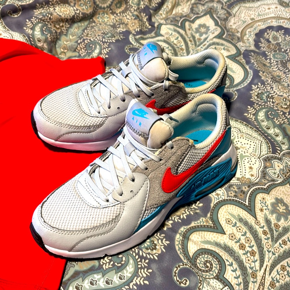 Nike women’s tennis shoes